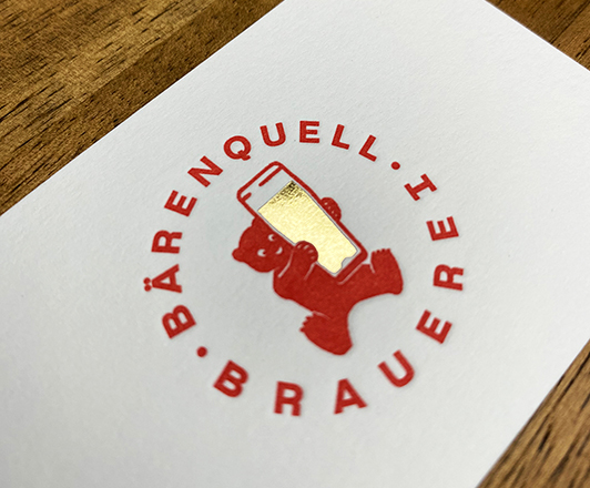 Vorderseite der Visitenkarte der Bärenquell Brauerei GmbH mit Heißfolienprägung